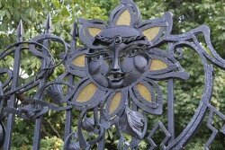 В Энгельсе состоялось открытие уникального кованного объекта с персонажами мультфильмов